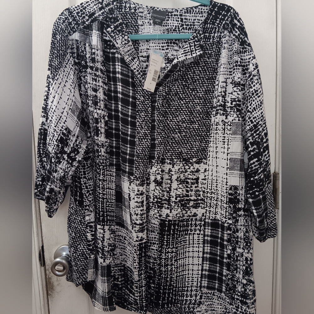 Woman Covington black and white shirt